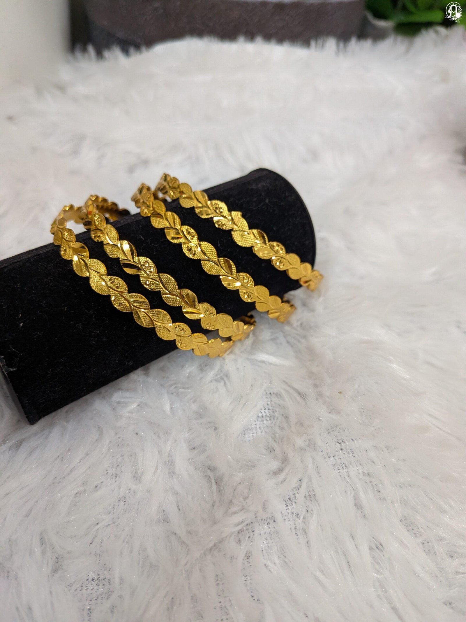 Gold Polished Leaf Design Bangle